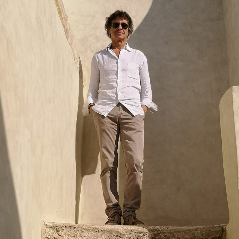 Lo chef Guy Martin in piedi tra pareti color sabbia